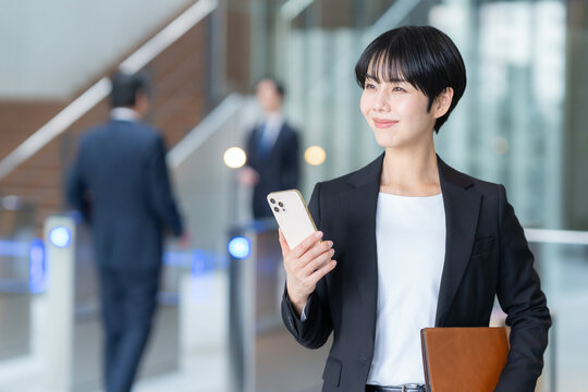 オフィスで働くビジネスマン　撮影協力：スカパー東京メディアセンター