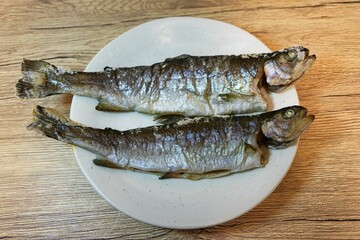 ふっくら焼き上げたニジマスの塩焼き