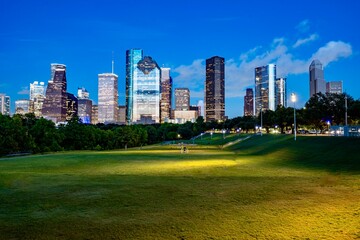 Obraz premium View of Eleanor Tinsley Park at Dusk with Downtown Houston is the background on a weekday evening shortly after a storm