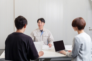 会議をするビジネスマンたち
