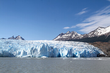 Frente glaciar y lago helado en la Patagonia chilena