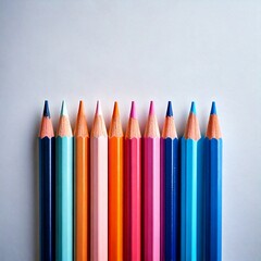 Lápices de colores ordenados sobre fondo blanco