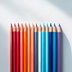 Lápices de colores ordenados sobre fondo blanco
