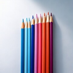 Lápices de colores ordenados sobre fondo blanco