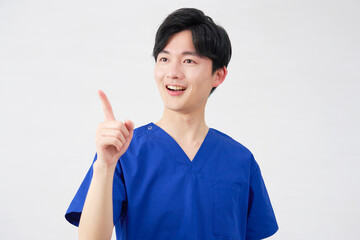 医者・看護師・歯科医師・介護士　男性　ひらめく　白背景