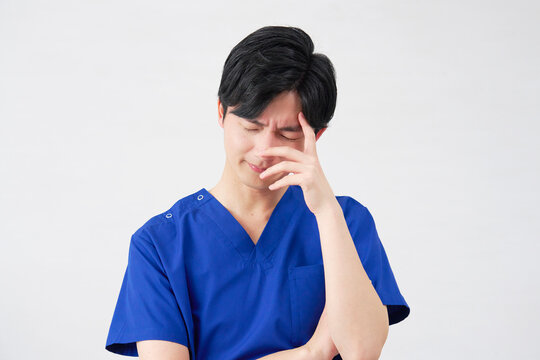 医者・看護師・歯科医師・介護士　男性　困る　白背景