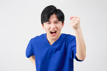 医者・看護師・歯科医師・介護士　男性　パワハラ　暴力　白背景