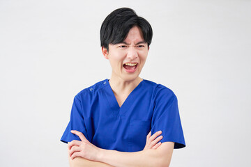 医者・看護師・歯科医師・介護士　男性　パワハラ　怒鳴る　白背景