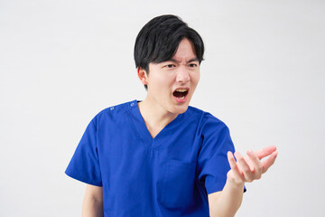 医者・看護師・歯科医師・介護士　男性　パワハラ　怒鳴る　白背景