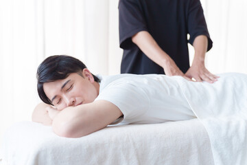 患者に施術する整体師