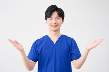 医者・看護師・歯科医師・介護士　左右を手のひらで指す男性　白背景