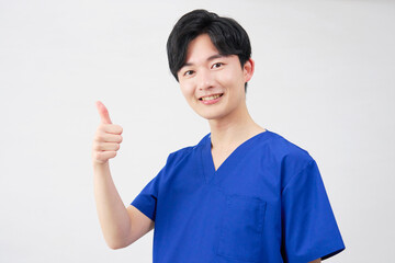 医者・看護師・歯科医師・介護士　男性　グッドサイン　白背景