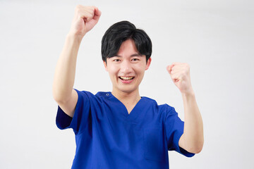 医者・看護師・歯科医師・介護士　男性　ガッツポーズ　白背景