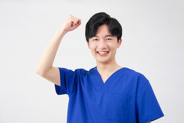 医者・看護師・歯科医師・介護士　男性　ガッツポーズ　白背景