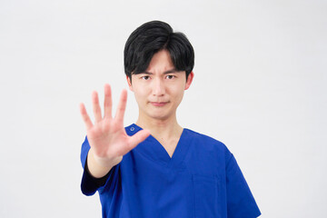 医者・看護師・歯科医師・介護士　男性　ストップのジェスチャー　白背景