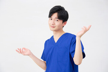 医者・看護師・歯科医師・介護士　男性　ギブアップ　白背景