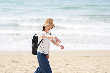 In early March, a 1-year-old Japanese girl explores the beach with curiosity while her parents in their 30s watch her closely. A warm springtime family moment by the sea filled with connection.