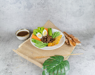 Selada Selat Solo
A Javanese-style salad featuring tender beef slices, fresh vegetables, egg, and potato, served with a sweet soy dressing for a refreshing yet hearty dish.