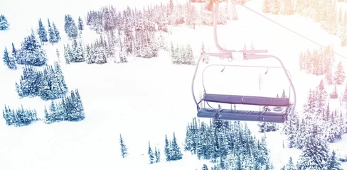 Vitrage gordijnen Empty ski lift in ski resort © vectorfusionart
