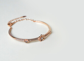 gold bracelet with thin chain and diamond flower pattern decoration