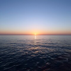 Obraz premium Sunrise Over Ocean Horizon – Tranquil Seascape with Golden Morning Light