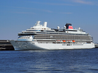 横浜　大さん橋に停泊するクルーズ船「飛鳥Ⅲ」