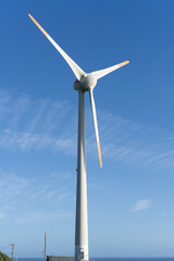 伊江島の風力発電所と青空