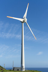 伊江島の風力発電所と青空