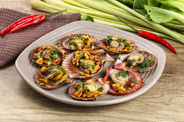 Baked scallops with scalion oil