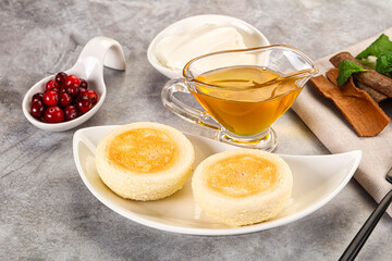 Roasted cheesecakes - Syrniki with honey