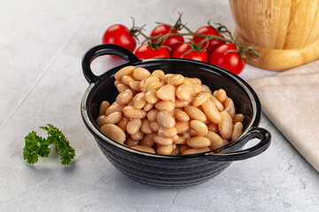 Canned white beans in the bowl