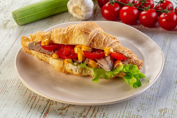 Croissant with tuna, tomato and salad