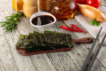 Seaweed roasted nori chips heap