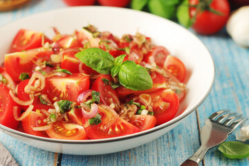 A bowl with Romanian tomato salad de Rosii	