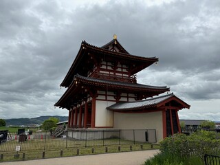 Fototapeta premium 歴史ある奈良の朱雀門の風景 