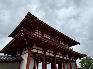 歴史ある奈良の朱雀門の風景
