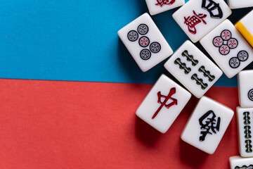 赤と青の背景に並ぶマージャン牌	