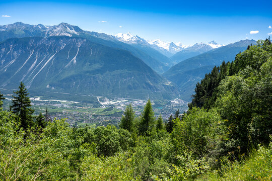 Au fond du Val d'Anniviers, une cha&icirc;ne de montagnes imposante, souvent appel&eacute;e "Grande Couronne", avec des sommets embl&eacute;matiques comme le Weisshorn, le Zinalrothorn, l'Obergabelhorn, le  le Cervin