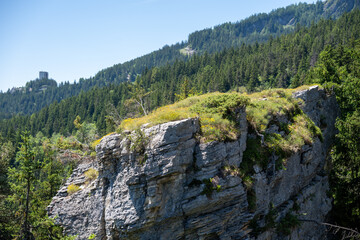 Un rocher dans la région d'Aminana (VS) - Crans-Montana, en arrière-plan Vermala.