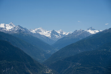 Au fond du Val d'Anniviers, une chaîne de montagnes imposante, souvent appelée 