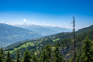 Le haut plateau ensoleillé, perché au-dessus de la vallée du Rhône, Crans-Montana, bénéficie...