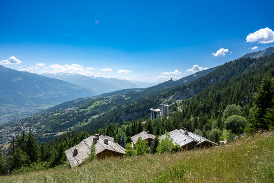 Le haut plateau ensoleill&eacute;, perch&eacute; au-dessus de la vall&eacute;e du Rh&ocirc;ne, Crans-Montana, b&eacute;n&eacute;ficie d'une vue panoramique
