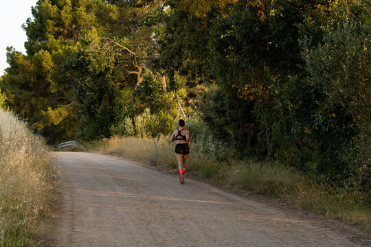 Chica haciendo deporte por el bosque 