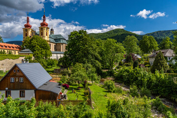 Idyllisch gelegene  Stadt Hejnice im Isergebirge in Tschechien