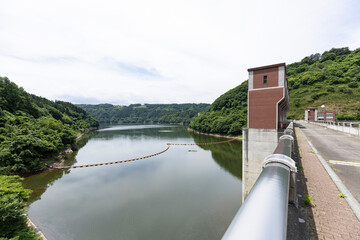 ダム湖と