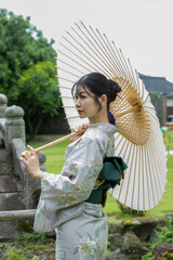 浴衣姿の若い女性　日本人