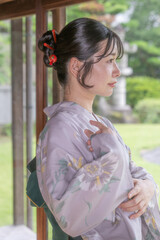 浴衣姿の若い女性　日本人