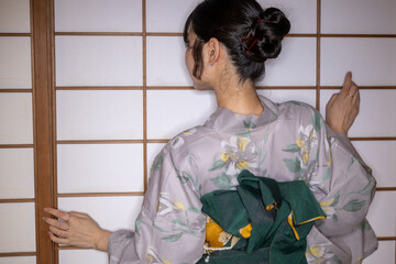 和傘と浴衣姿の若い女性の後ろ姿　日本人