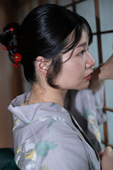 浴衣姿の若い女性　日本人