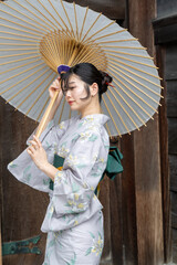 和傘と浴衣姿の若い女性　日本人